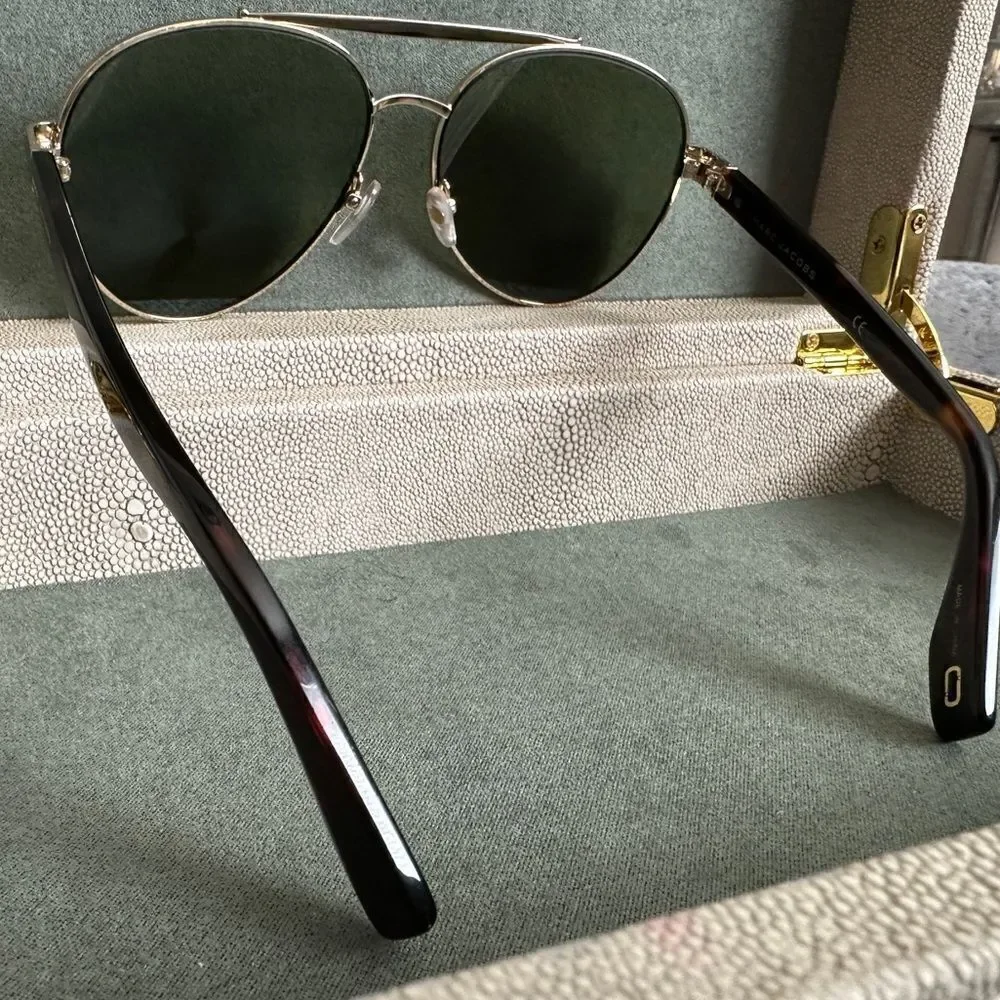 Marc Jacobs Aviator Sunglasses – Timeless & Stylish Unisex Design